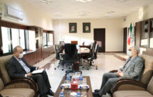 کتاب اهدایی وزیر نیرو با محوریت پویش #هرهفته_ الف _ب _ ایران تقدیم رئیس دانشگاه گیلان شد