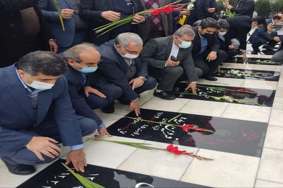 وزیر بهداشت به مقام شامخ شهدا در سیاهکل ادای احترام کرد
