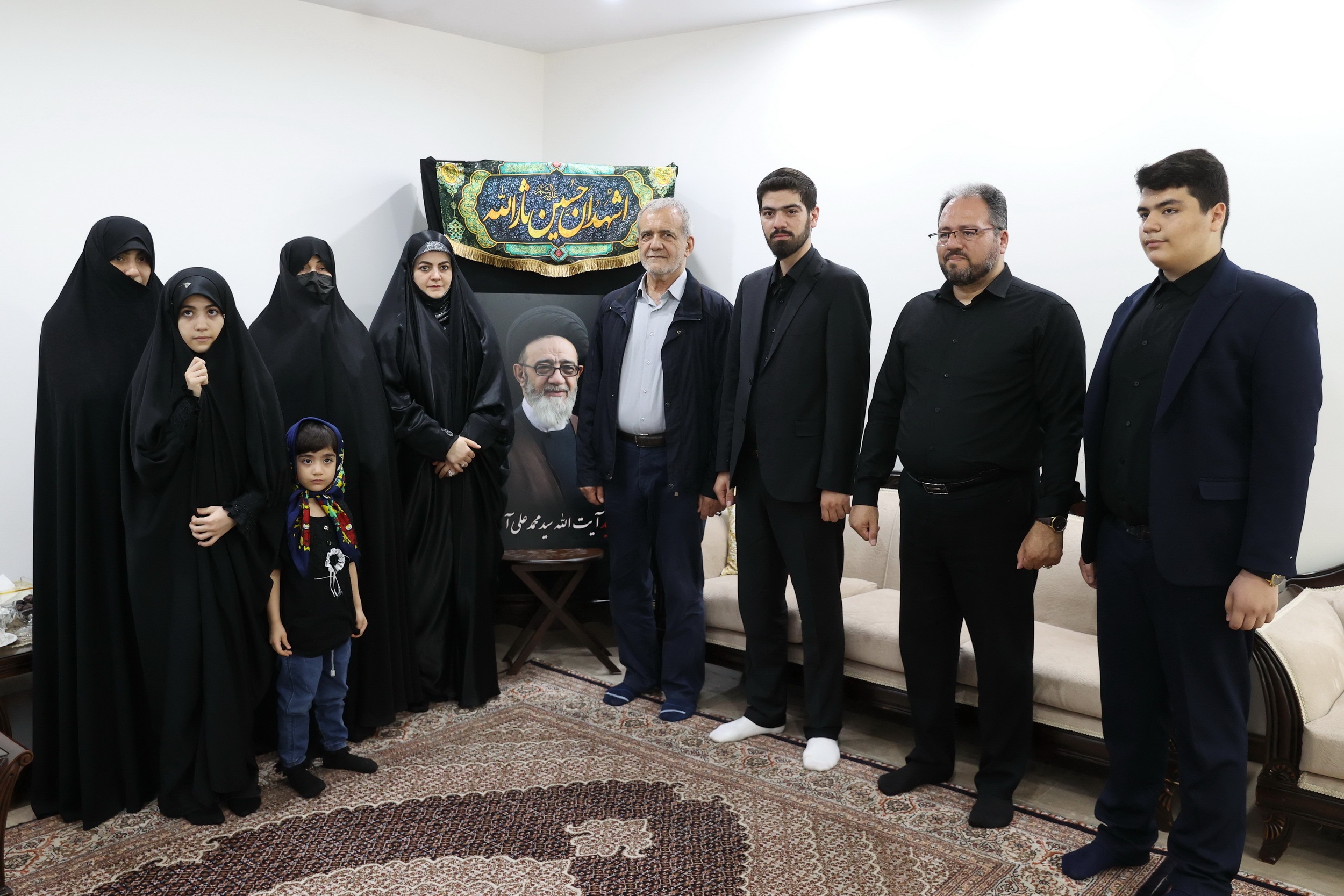 دیدار رئیس جمهور با خانواده شهید آل هاشم