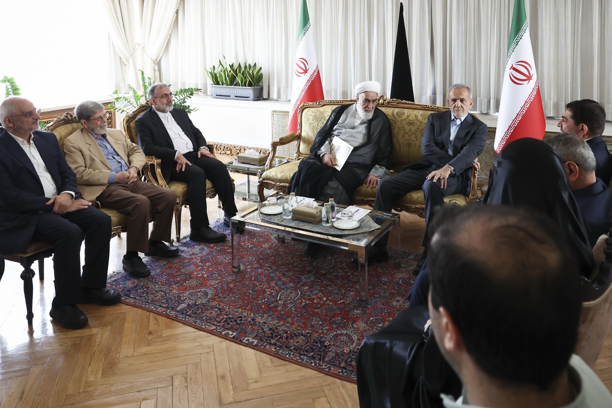 مخبر دفتر رئیس جمهور را به پزشکیان تحویل داد