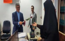 رئیس دانشگاه علوم پزشکی گیلان با اهدای گل از کارمندان تقدیر و تجلیل کرد